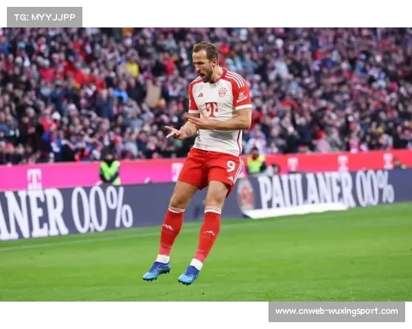 凯恩点球破门后指向看台，与拜仁球迷激情互动